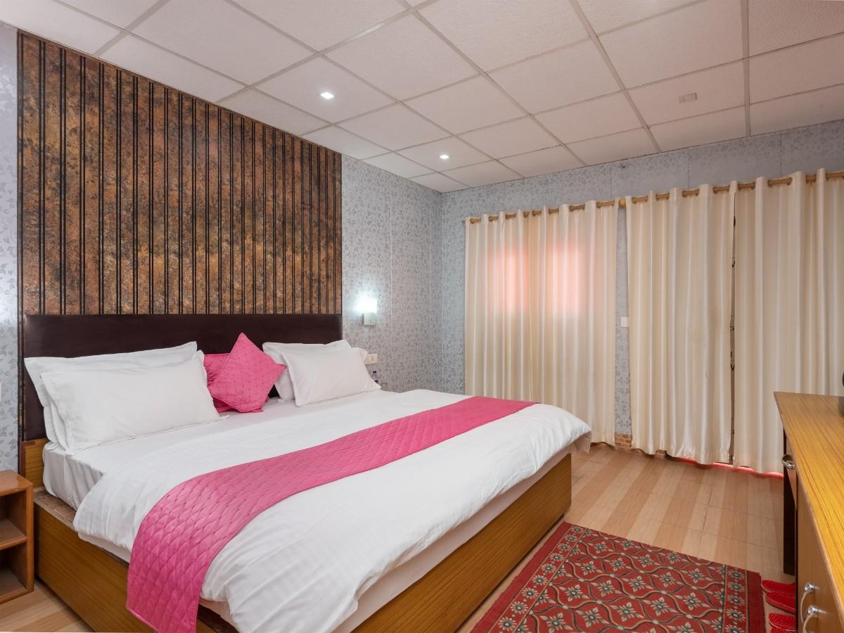 Luxury Deluxe Room with king bed